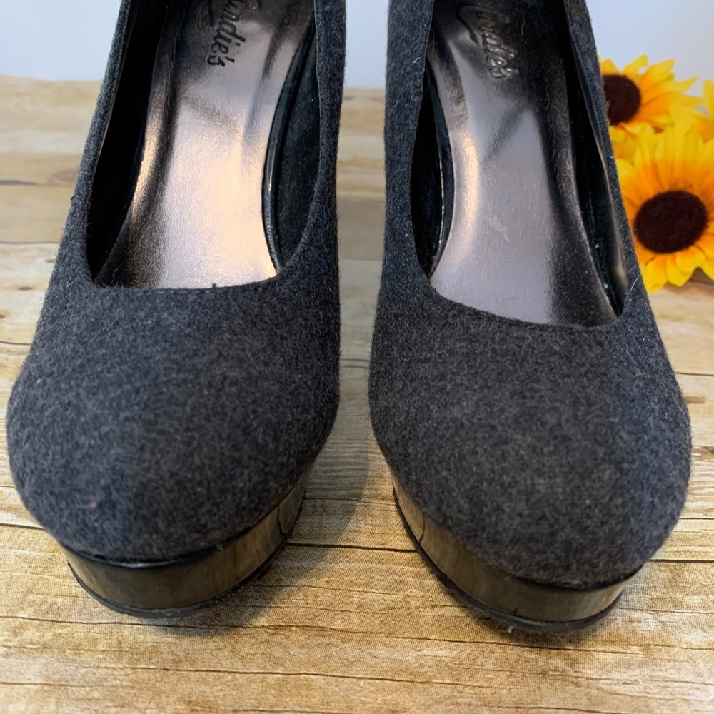 Gray wool heels by Candie’s. Size 8 1/2 - Picture 3 of 7